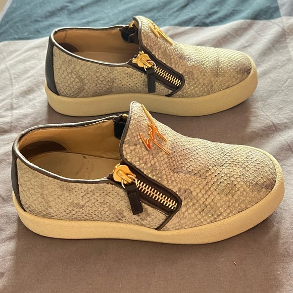 GIUSEPPE ZANOTTI
Double-Zip Leather Low-Top Sneakers
Size 36.5 - Picture 2 of 4